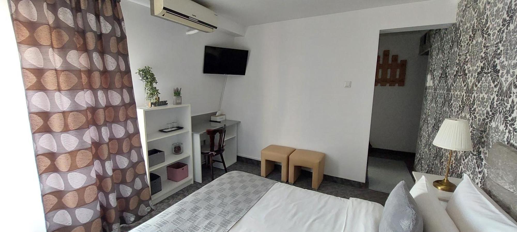 Harmony House Hotel Târgu Jiu Buitenkant foto